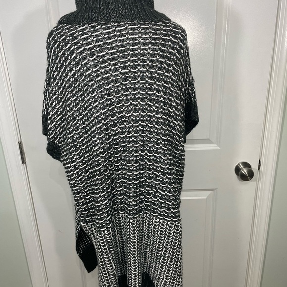 Cozy Black and White Knit Sweater Cowl neck Poncho Size 18/20 CB-70 - Picture 6 of 7